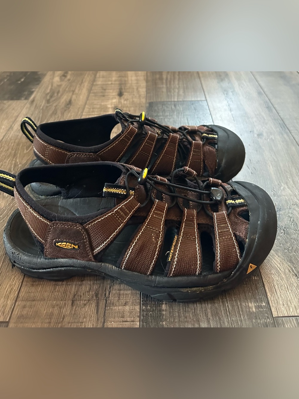 Keen Men’s Brown Newport H2 Leather Closed Toe Sandals Size 10